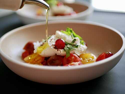 [Place au soleil] 🌞 Tomates, mozzarella groseilles et sumac. - Les Gourmands disent ...