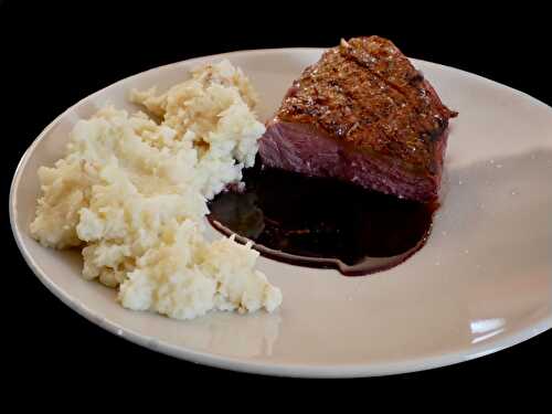 [Histoire de sauce...] 🦆🍷🔥 Filet de canard grillé. Purée de céleri. Sauce réduite au vin épicée. - Les Gourmands disent ...