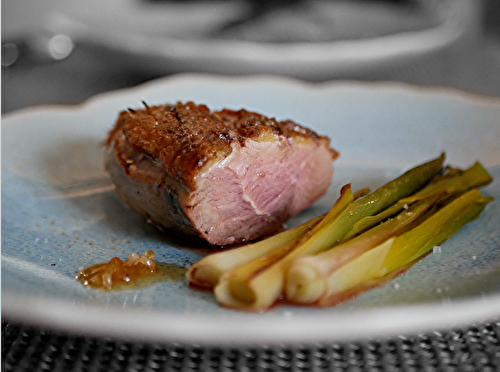 [Sur le grill 🔥 ] Filet de canard et poireaux grillés. Miel aux échalotes et thym frais.