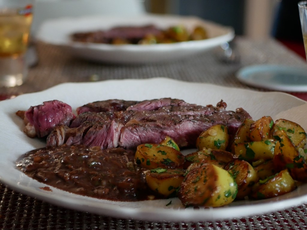 [L’effet bœuf] 🔥🍷 Côte de bœuf grillé. Sauce au vin. Légumes nouveaux.