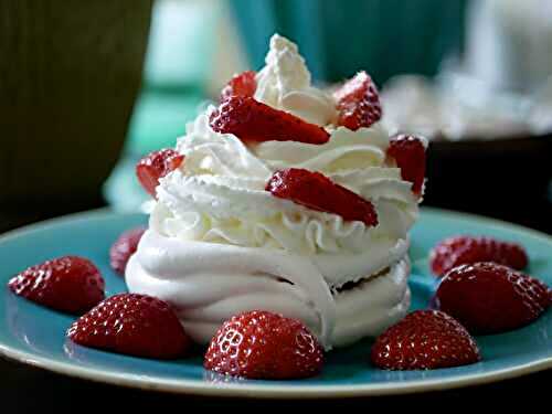 [Sans raison…] 🍓 Pavlova aux fraises et gelée de fleurs de sureau.