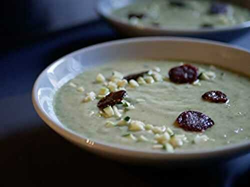 🥒🍲 Crème de courgettes et persil – Chorizo grillé.