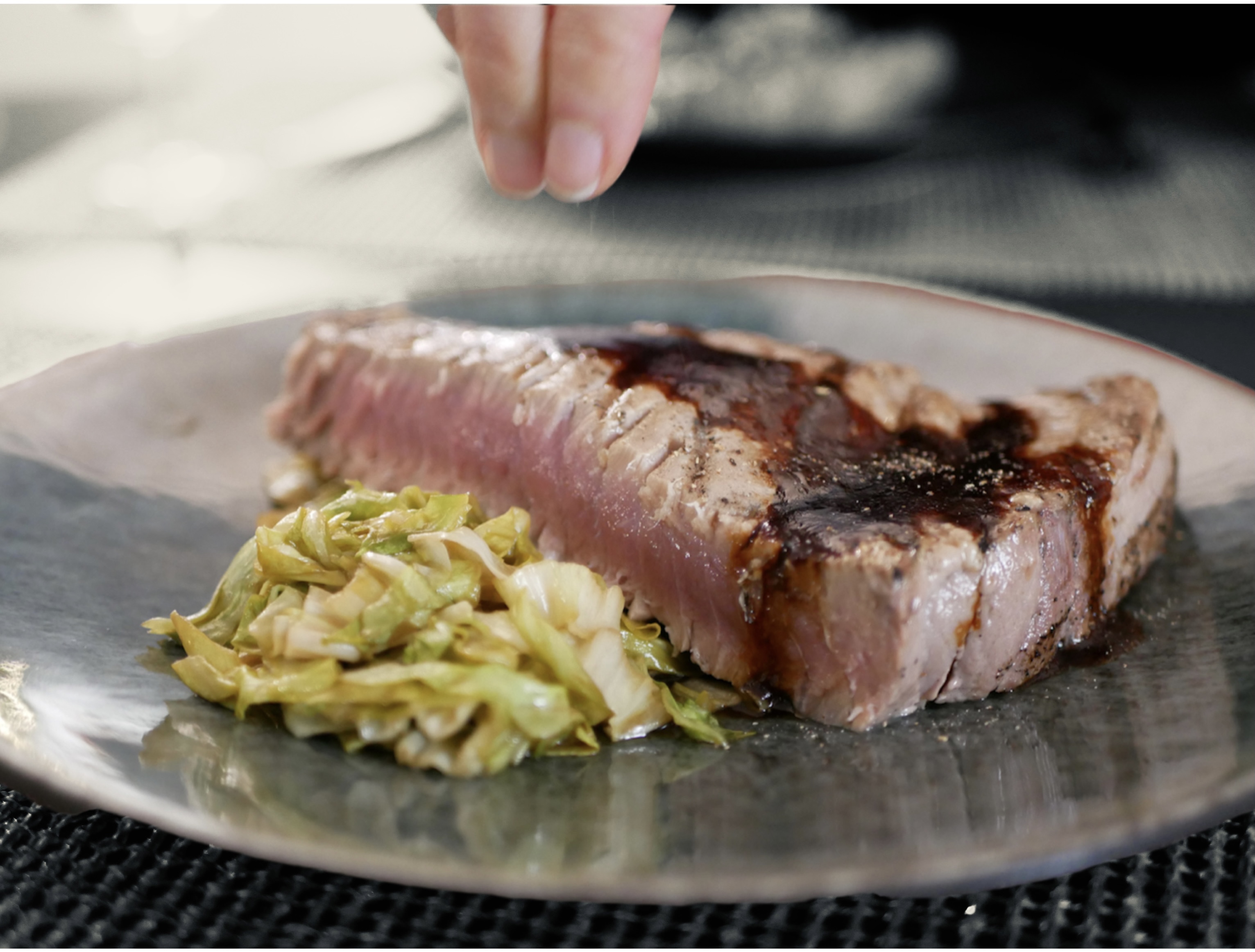 [Un petit air d’Asie…] 🥬 🐟  Filet de thon grillé. Sauce soja pamplemousse. Salade frite.