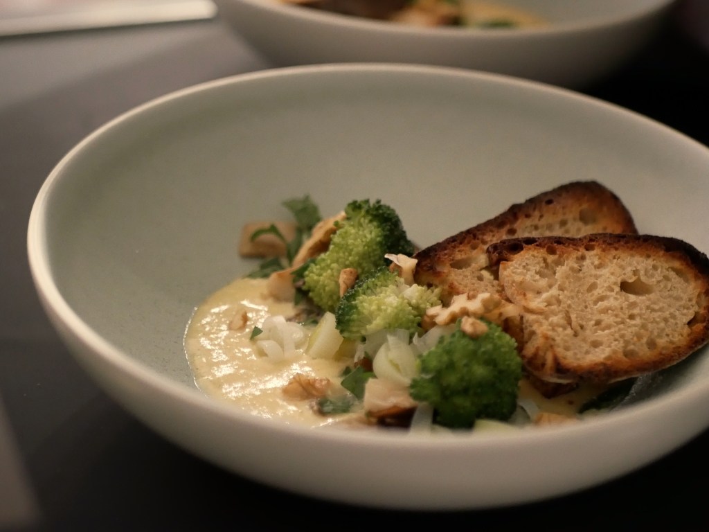 [Croûte inversée] 🧀​🍄​ Crème au parmesan avec légumes verts et pleurotes.