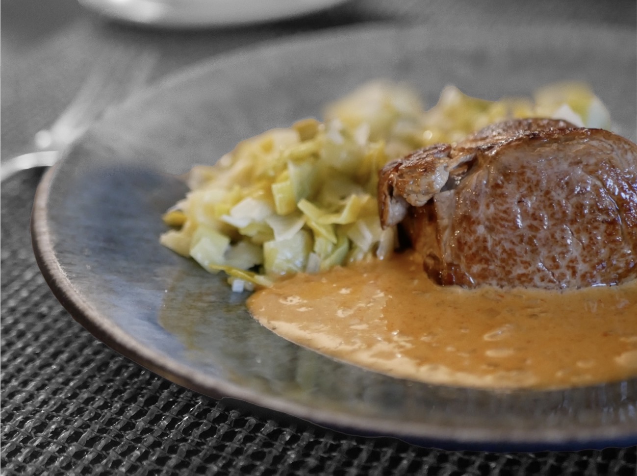 [Réflexe carnassier…] 🌶️​ Filet mignon grillé. Sauce finement épicée. Poireaux fondants