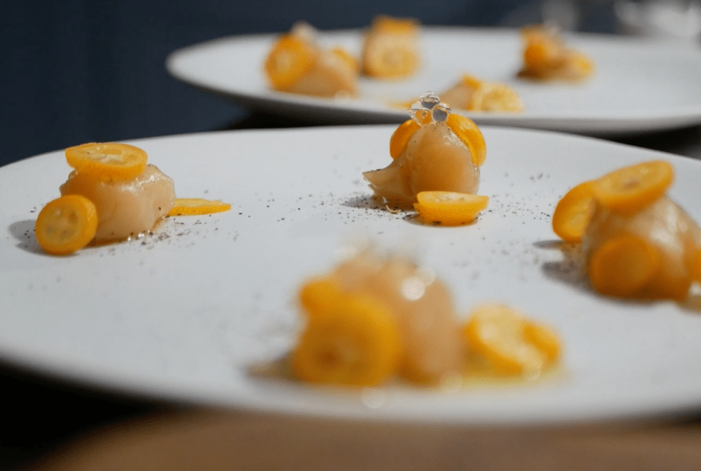 [Simplement…] 🍋​ Saint-Jacques fumées aux kumquats et perles de jus de yuzu.