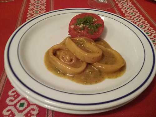 Anneaux de calamars au curry et tomates persillées