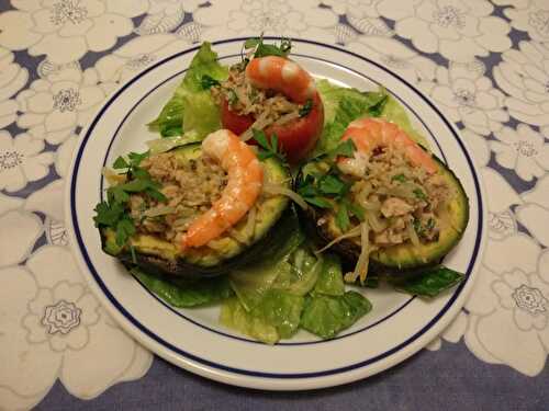 Avocats et tomates farcis au thon et pousses de haricots mungo