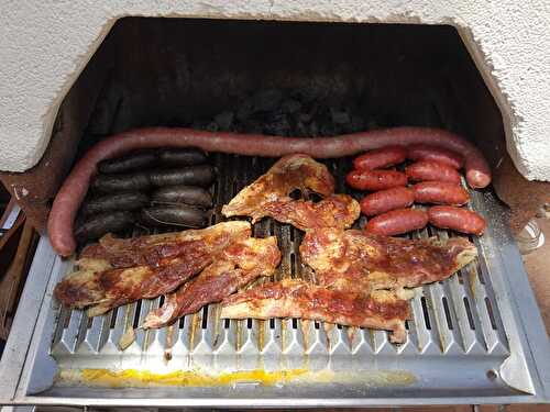 BBQ de pièces de porc variées avec chimichurri et pico de gallo