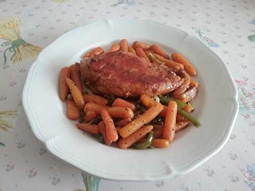 Blancs de poulet marinés à la bière brune et carottes baby