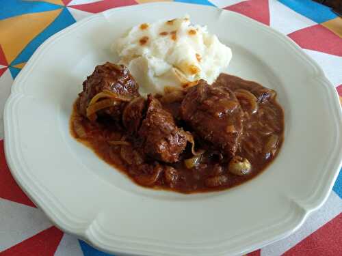 Boeuf braisé aux oignons et au paprika