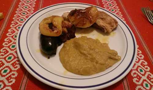 Boudins noirs et boudins blancs avec pommes braisées et purée de pois cassés à l’ancienne