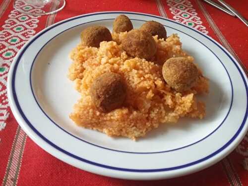 Boulettes d’agneau à la marocaine et semoule tomatée - ( keftas )