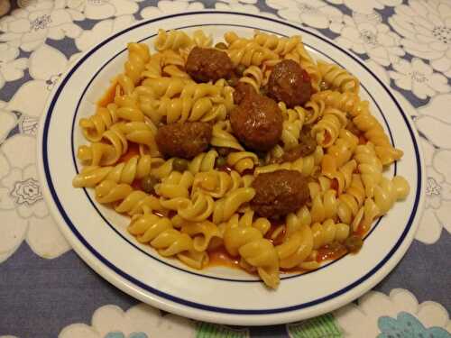 Boulettes d’agneau épicées à la sauce tomate et aux petits pois