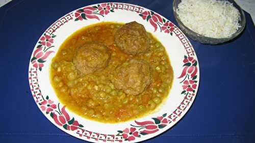 Boulettes de boeuf au lait de coco, tomate et petits pois