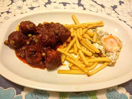 Boulettes de bœuf aux petits pois à la sauce tomate maison et frites aux œufs frits