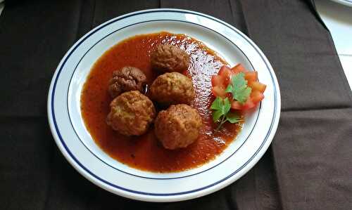 Boulettes de thon à la sauce tomate piquante