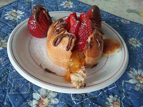 Brioche à tête surprise à la compotée d’abricots et aux fraises