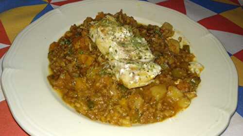 Cabillaud au riz et aux légumes à la sauce bolognaise