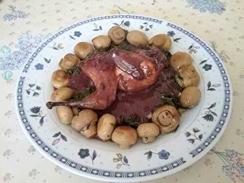 Cailles aux épinards et champignons au vin rouge