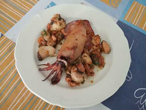 Calamars farcis au requin bleu avec moules et petites crevettes