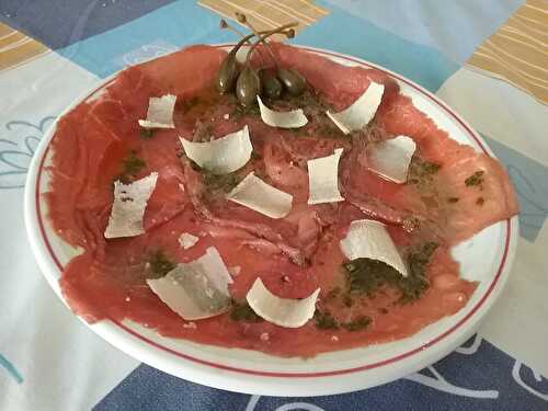 Carpaccio de boeuf aux éclats de fromage