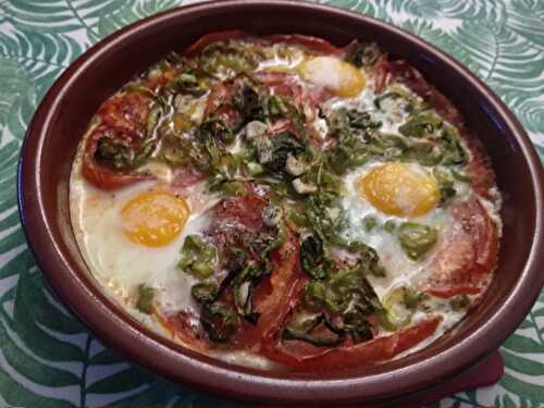 Cassolette de tomates aux poivrons et piments verts et aux oeufs