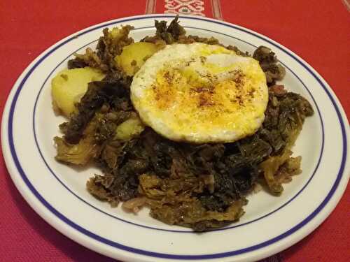 Chiffonnade de chou kale aux pommes de terre et lardons aux oeufs frits