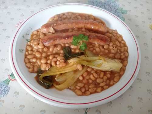 Chipolatas aux haricots blancs à la tomate et bok choy