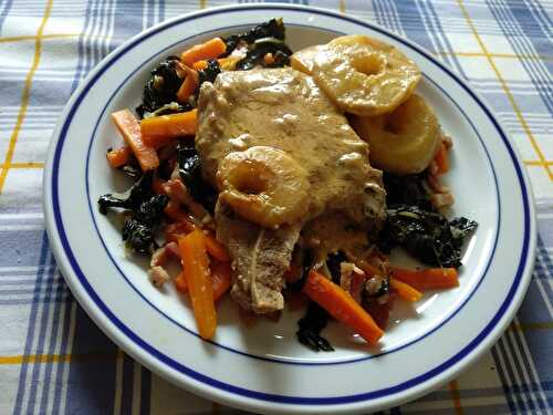 Côtes de porc au chou kale et aux pommes à la sauce crémeuse