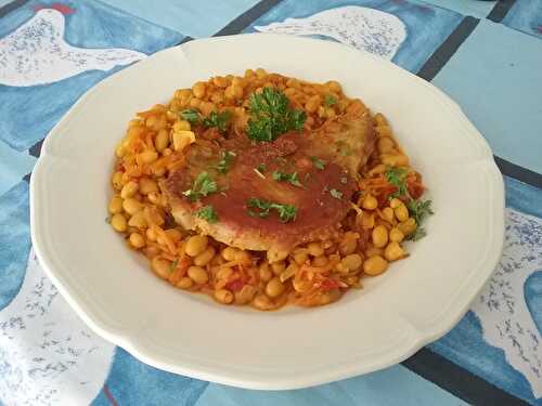 Côtes de porc aux haricots blancs et carottes