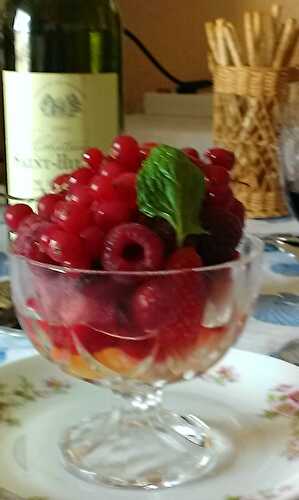 Coupelles de fraises, framboises et de myrtilles au Marsala