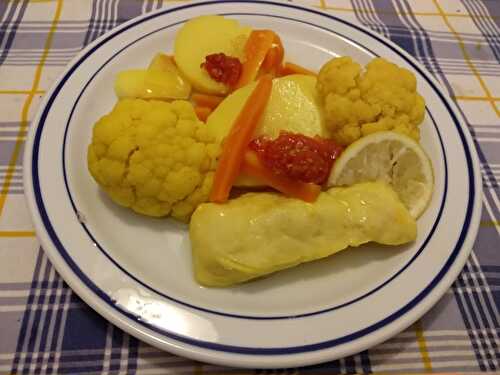 Court bouillon de filets de merlu et chou-fleur aux pommes de terre et sauce aux épices