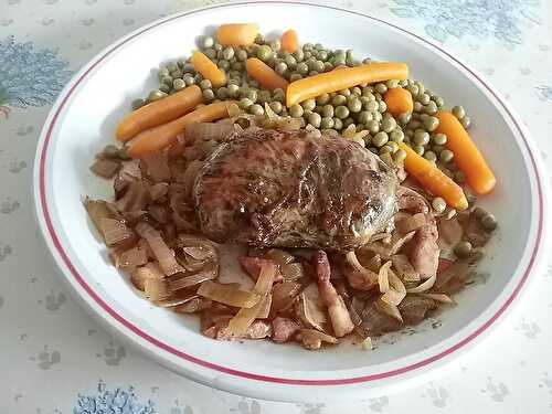 Crépinettes de porc épicées aux lardons et petits pois et carottes