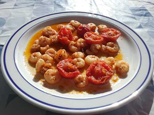 Crevettes roses au curcuma et tomates en branche