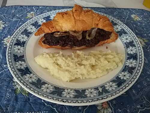 Croissants farcis au boudin noir aux pruneaux et la purée de patate douce