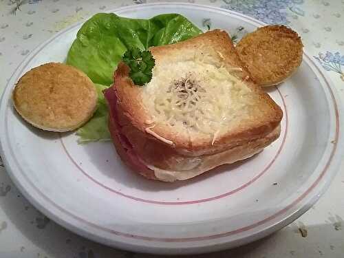 Croques jambon et fromage aux œufs à la coque