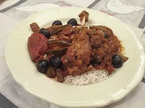 Cuisses de poulet aux tomates et aux olives noires à la marocaine