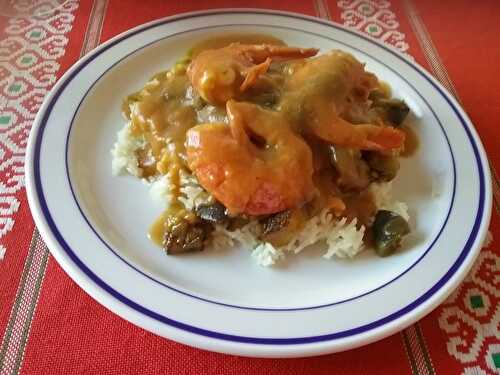 Curry d'aubergines et de crevettes au riz blanc