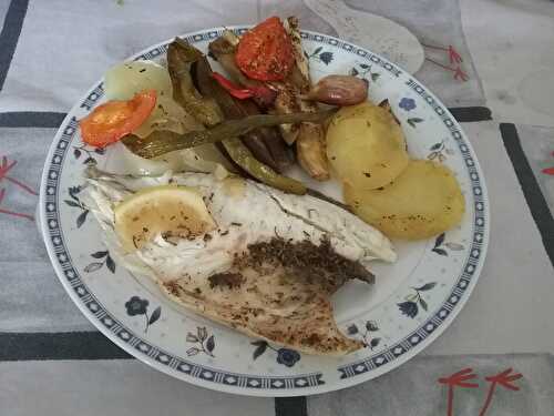 Daurades aux herbes avec aubergines, poivrons et pommes de terre au four