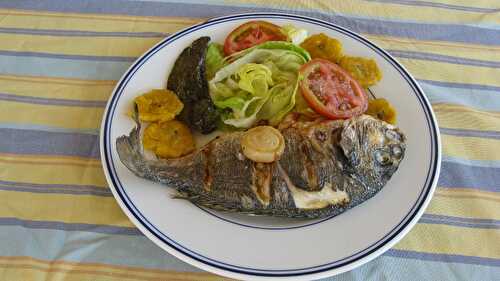 Daurades frites avec tostones, poivrons frits et salade