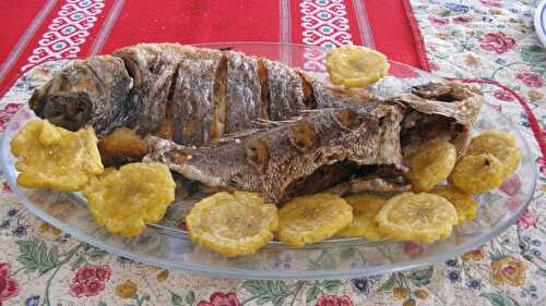 Daurades frites et tostones de banane plantain à la dominicaine