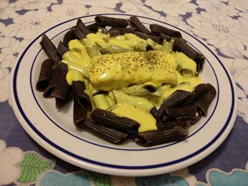 Dos de cabillaud à la sauce hollandaise et macaroni noirs à l’encre de seiche