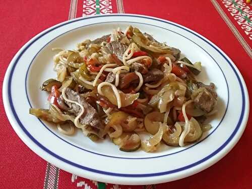 Emincé de boeuf et légumes aux nouilles chinoises