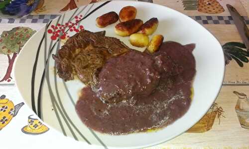 Entrecôtes de boeuf et sauce au chocolat noir et Châteauneuf du Pape