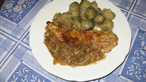 Escalopes de dinde poêlées et chutney d'oignons aux choux de Bruxelles