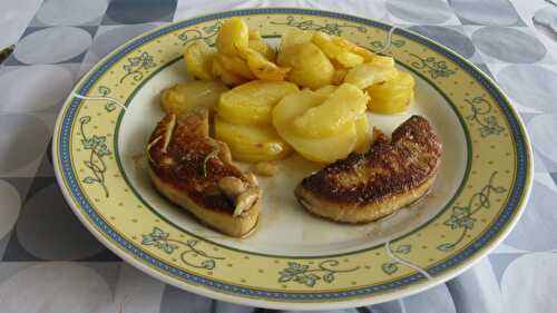 Escalopes de foie gras et pommes de terre poêlés à la graisse de canard