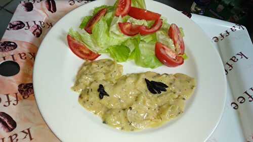 Escalopes de poulet moutardées et oignons nouveaux à l’ail noir