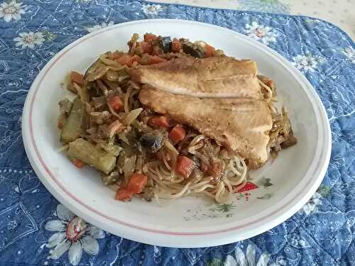 Filet d'églefin aux légumes épicés et aux nouilles à la chinoise