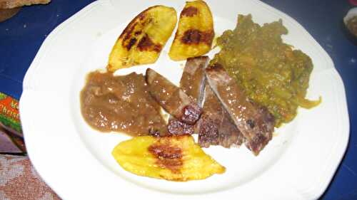 Filet de boeuf au chutney de citron, compotée d’aubergines et plantain frites